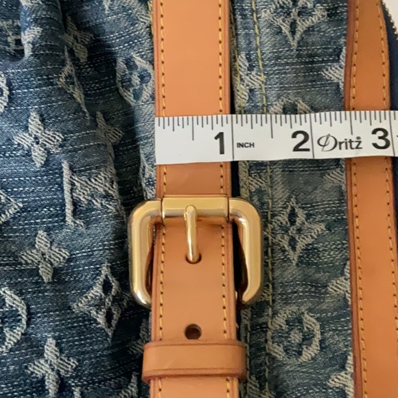 Louis Vuitton
Monogram Denim Baggy with additional crossbody strap. - Picture 3 of 17